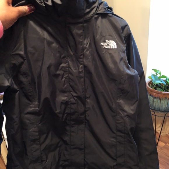 Barely worn north face rain jacket - Picture 4 of 6